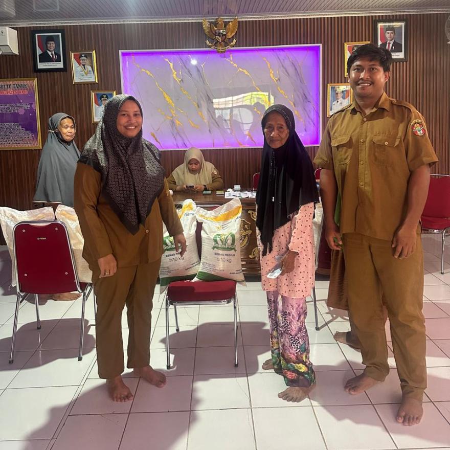 Pembagian Bantuan Beras Bulog 10 Kg Desa Botto Tanre, Kecamatan Majauleng Kabupaten Wajo